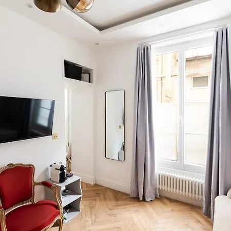 Appt Tour Eiffel Invalides Париж